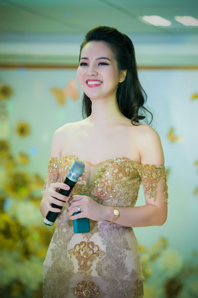Á hậu Thụy Vân khoe chân thon sexy với váy xuyên thấu - ảnh 2